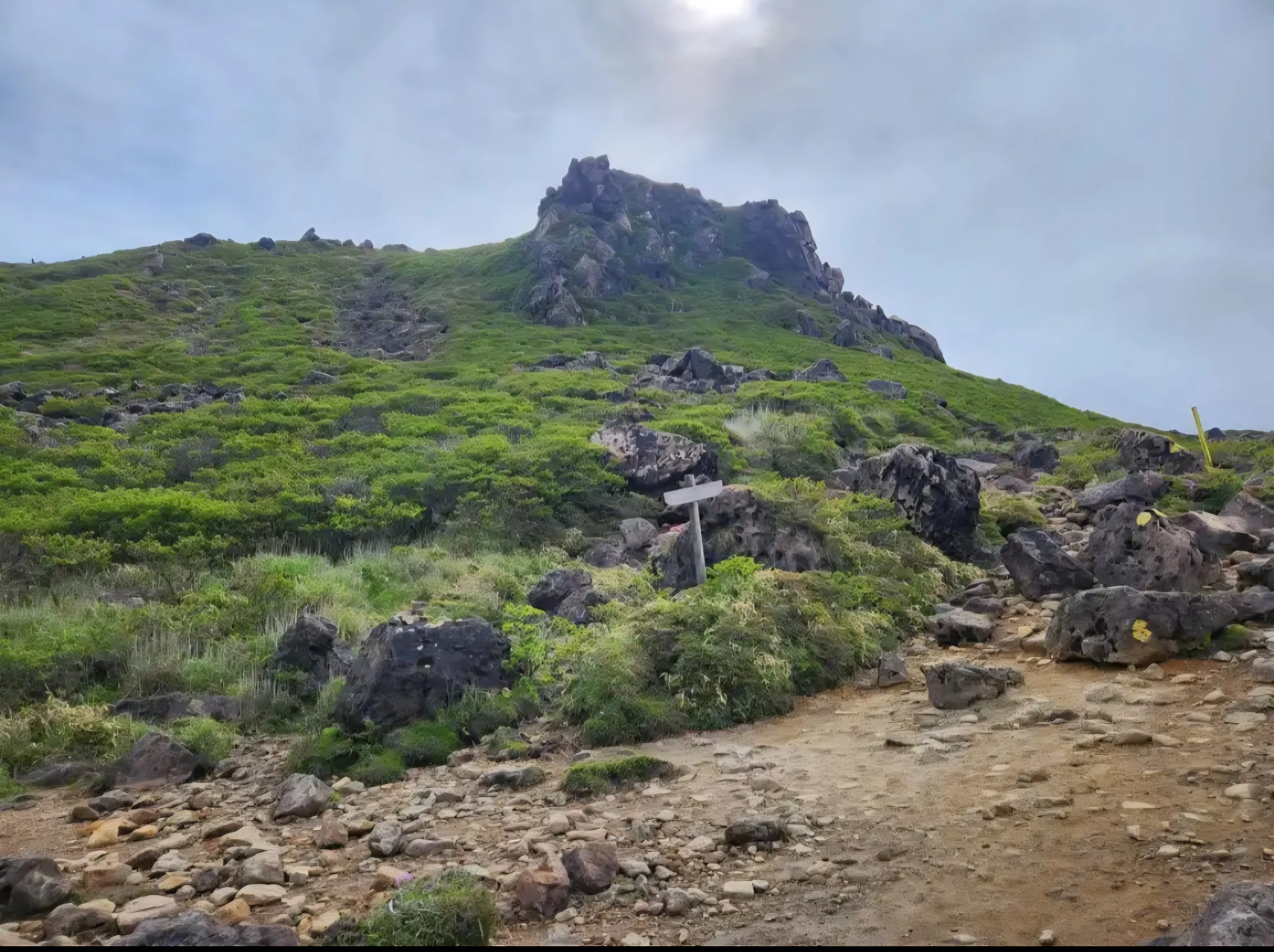 ガレ場の登山道