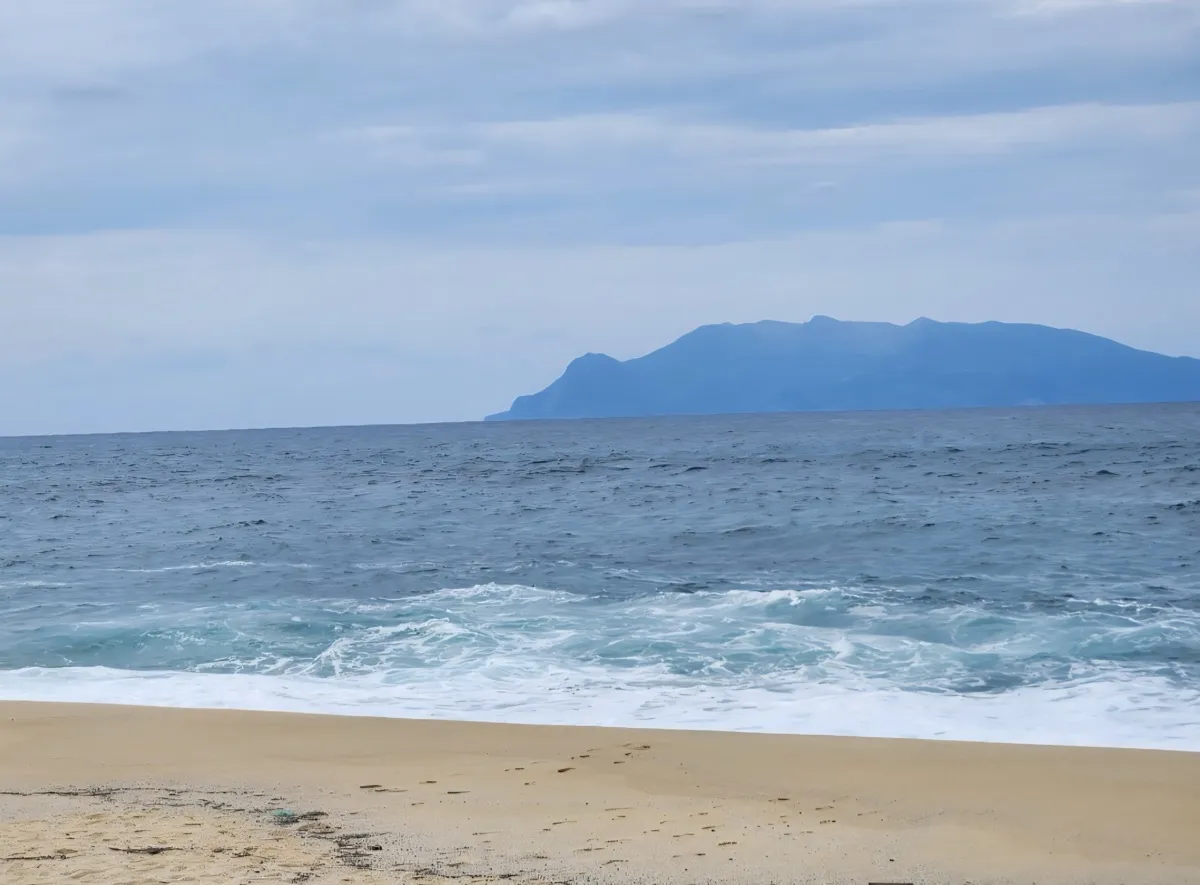 永田いなか浜の砂浜と海、対岸の島を望む